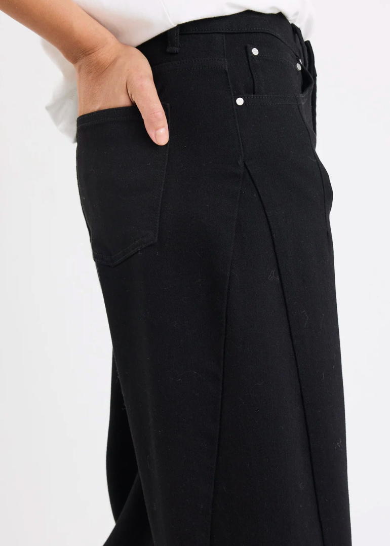 Graduate Jet Black Stretch Barrel Jeans | Abbey Road Kaikoura