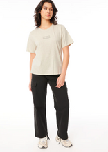 Load image into Gallery viewer, Huffer Women&#39;s Classic Tee/Troupe Oat Marle|Abbey Road