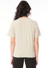 Load image into Gallery viewer, Huffer Women&#39;s Classic Tee/Troupe Oat Marle|Abbey Road