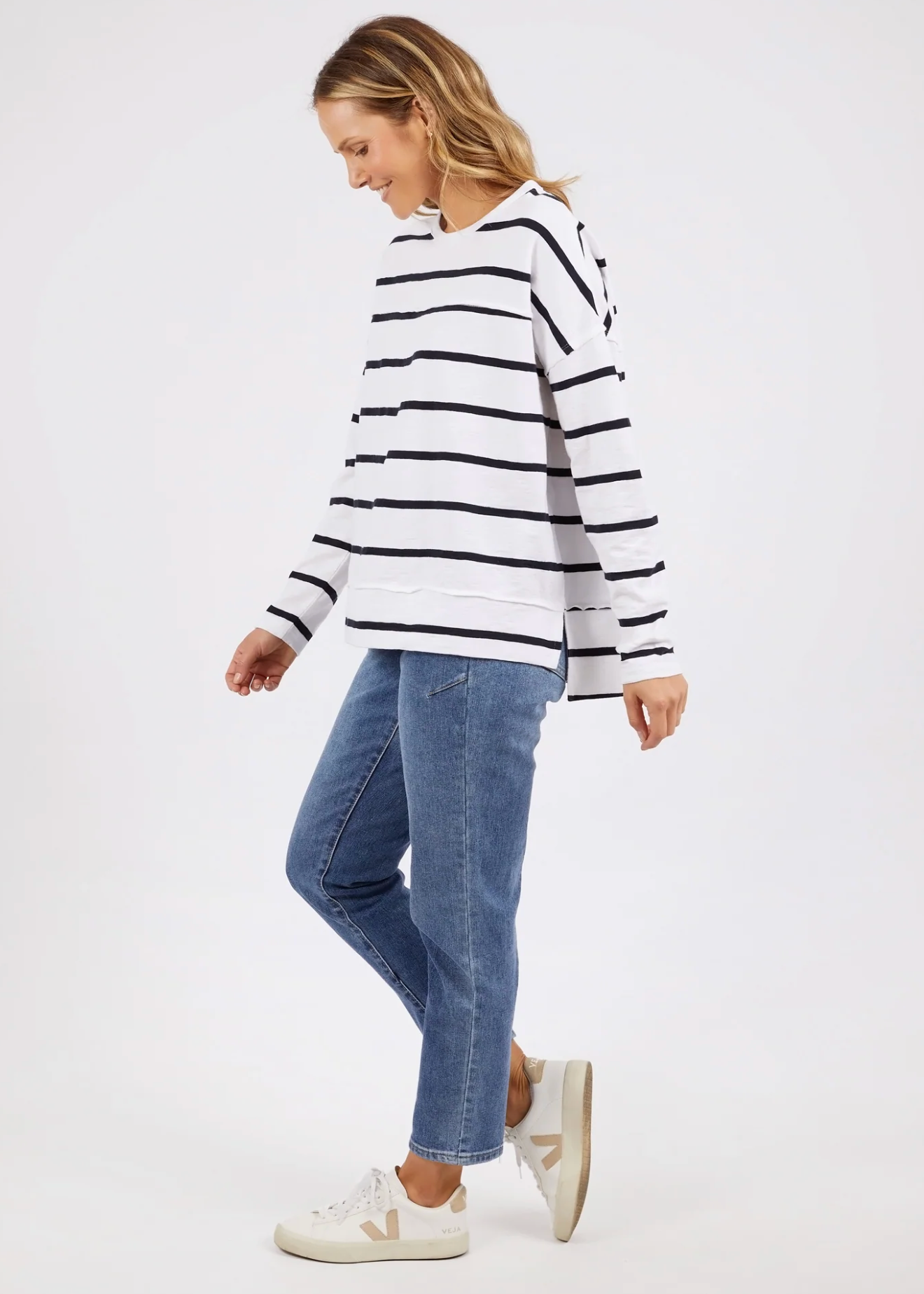 Jayne Throw On Top - White/Dark Sapphire | Abbey Road Kaikoura