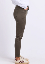 Load image into Gallery viewer, Sylvia Jogger - Khaki | Abbey Road Kaikoura