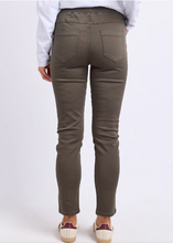 Load image into Gallery viewer, Sylvia Jogger - Khaki | Abbey Road Kaikoura