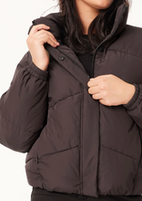 Load image into Gallery viewer, Huffer Womens Demi Puffer Jacket/Cocoa|Abbey Road
