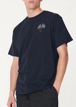 Load image into Gallery viewer, HUFFER Men&#39;s Sup Tee Classe Navy | Abbey Road Kaikoura